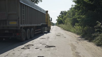 "Вибиваєш колеса, лопають диски": на Вінниччині 30 км траси потребують ремонту "Вибиваєш колеса, лопають диски": на Вінниччині 30 км траси потребують ремонту