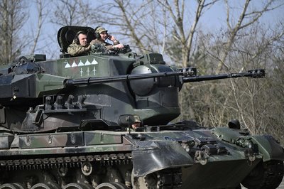 Українські військовослужбовці, члени екіпажу самохідної зенітної установки німецького виробництва Gepard, їдуть на бойове чергування в Київській області Українські військовослужбовці, члени екіпажу самохідної зенітної установки німецького виробництва Gepard, їдуть на бойове чергування в Київській області