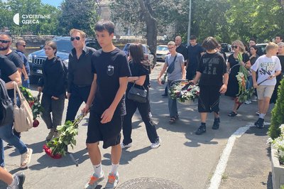 В Одесі попрощалися з вчителькою, яка загинула під час російської атаки в ніч на 28 червня. В Одесі попрощалися з вчителькою, яка загинула під час російської атаки в ніч на 28 червня.