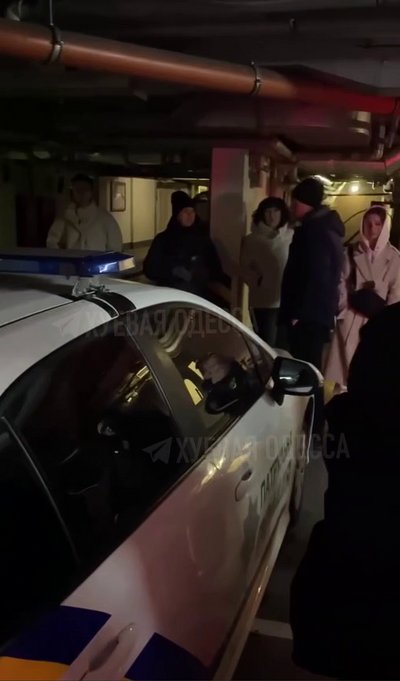 В Одесі чоловік майже добу сидить у своїй автівці поліції прокоментували ситуацію В Одесі чоловік майже добу сидить у своїй автівці поліції прокоментували ситуацію