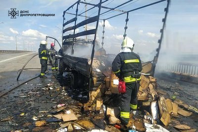 У Дніпрі на Південному мосту загорілася вантажівка У Дніпрі на Південному мосту загорілася вантажівка