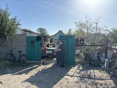 Люди прибирають наслідки влучання дронів по Чугуєву Люди прибирають наслідки влучання дронів по Чугуєву