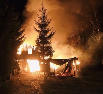 На Львівщині 13 рятувальників гасили пожежу в літній кухні На Львівщині 13 рятувальників гасили пожежу в літній кухні