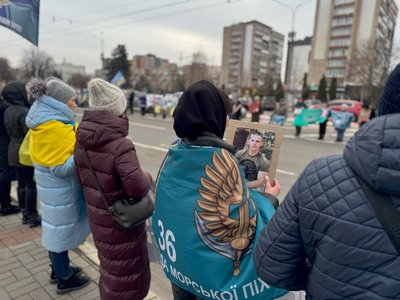 "Нас тримає віра, що кожен повернеться": у Черкасах відбулася акція на підтримку полонених "Нас тримає віра, що кожен повернеться": у Черкасах відбулася акція на підтримку полонених