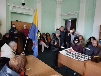 У Полтаві люди вчетверте вийшли на мітинг проти закриття районної лікарні У Полтаві люди вчетверте вийшли на мітинг проти закриття районної лікарні