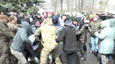 На Житомирщині під час мітингу гендиректора лікарні кинули у сміттєвий бак На Житомирщині під час мітингу гендиректора лікарні кинули у сміттєвий бак