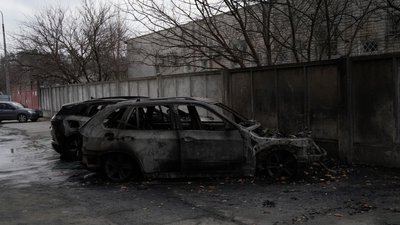 У Чернігові в мікрорайоні Масани горіли автомобілі припарковані біля будинку У Чернігові в мікрорайоні Масани горіли автомобілі припарковані біля будинку