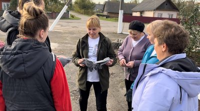 Квіти на честь загиблих Героїв: на Рівненщині волонтерки облаштовують клумби та висаджують квіти за власний кошт