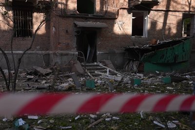 Фоторепортаж з місця влучання по чотириповерхівці в Дніпрі Фоторепортаж з місця влучання по чотириповерхівці в Дніпрі