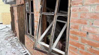 Пошкоджені вікна унаслідок влучання дрона у Чугуєві Пошкоджені вікна унаслідок влучання дрона у Чугуєві