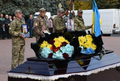 Військові на прощанні із загиблим Михайлом Клязьміним Військові на прощанні із загиблим Михайлом Клязьміним