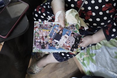 Людмила Малишак показує фото родини її доньки Людмила Малишак показує фото родини її доньки