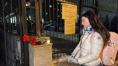 До посольства Туреччини в Києві принесли квіти в память про жертв землетрусу До посольства Туреччини в Києві принесли квіти в память про жертв землетрусу