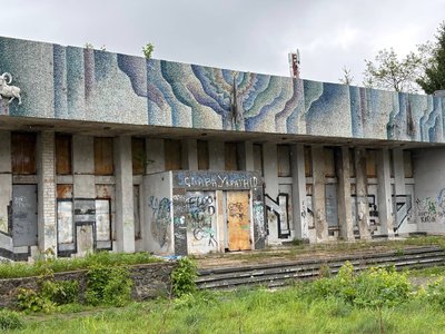 У Житомирі розпочинають демонтаж мозаїки з фасаду кінотеатру "Космос" У Житомирі розпочинають демонтаж мозаїки з фасаду кінотеатру "Космос"