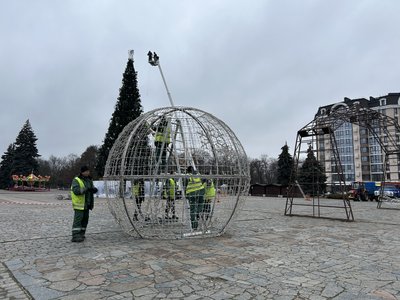 У Кременчуці розбирають головну ялинку міста У Кременчуці розбирають головну ялинку міста