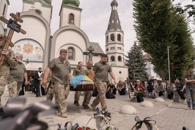 У Мукачеві попрощалися з полеглим бійцем Сергієм Остапенком У Мукачеві попрощалися з полеглим бійцем Сергієм Остапенком