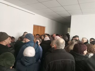 Сесія не відбулася: жителі Хмельниччини вимагають зберегти районну лікарню Сесія не відбулася: жителі Хмельниччини вимагають зберегти районну лікарню