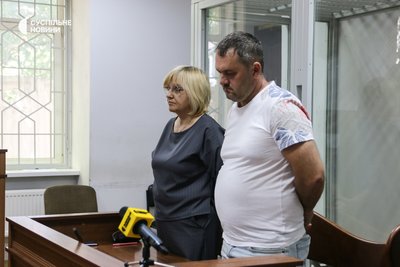 Працівник НАБУ Віктор Гусаров з адвокаткою у Шевченківському суді Києва, 22 липня 2025 року