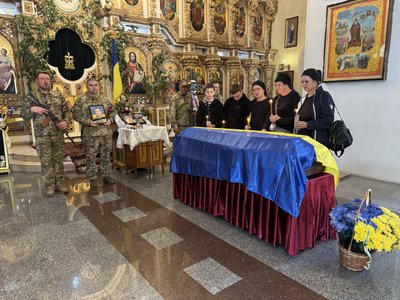 На війні загинув батько двох дітей: у Полтаві попрощалися із сержантом Дмитром Хачіяном На війні загинув батько двох дітей: у Полтаві попрощалися із сержантом Дмитром Хачіяном