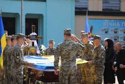 "Понад усе хотів, щоб Україна перемогла": на Черкащині поховали загиблого пілота Олександра Боровика "Понад усе хотів, щоб Україна перемогла": на Черкащині поховали загиблого пілота Олександра Боровика