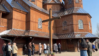 Священик працює тренером у спортзалі Священик працює тренером у спортзалі