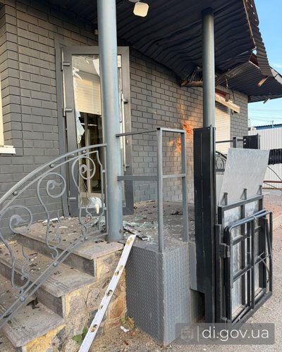 У Дергачах чоловік зазнав поранень через удар дрона по будівлі поштової служби У Дергачах чоловік зазнав поранень через удар дрона по будівлі поштової служби