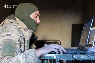 Військовий 40 бригади берегової оборони патрулює лівий берег Херсонщини в пошуках цілей