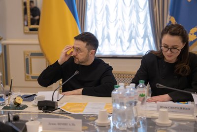 Президент України Володимир Зеленський та прем'єрка Юлія Свириденко під час брифінгу з членами Кабінету міністрів у Києві, 5 березня 2026 року Президент України Володимир Зеленський та прем'єрка Юлія Свириденко під час брифінгу з членами Кабінету міністрів у Києві, 5 березня 2026 року