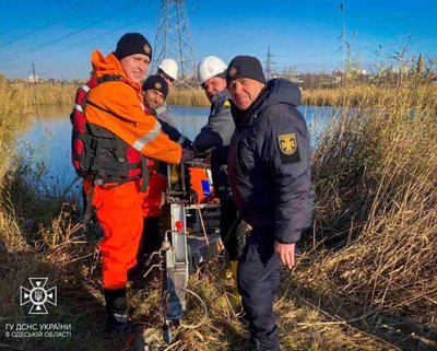 На Одещині водолази діставали з дна лиману зірвані негодою проводи