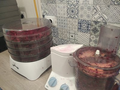 "УКРОПський борщ" – у Житомирі родина волонтерів готує сухі борщі для українських військових "УКРОПський борщ" – у Житомирі родина волонтерів готує сухі борщі для українських військових
