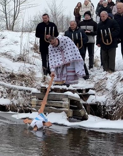 "Традиція почалася від початку України": на Львівщині громади двох сіл спільно освячують воду на Водохреще "Традиція почалася від початку України": на Львівщині громади двох сіл спільно освячують воду на Водохреще