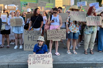 Одесити вдруге вийшли на акцію проти законопроєкту, що послаблює НАБУ та САП Одесити вдруге вийшли на акцію проти законопроєкту, що послаблює НАБУ та САП