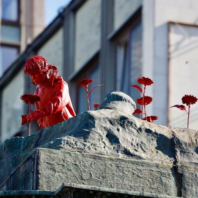 Скульптура Джеймса Коломіна на бульварі Шевченка в Києві Скульптура Джеймса Коломіна на бульварі Шевченка в Києві