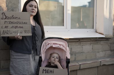 Вікторія Смелкова з двохрічною донькою Соломією Вікторія Смелкова з двохрічною донькою Соломією