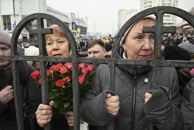 Люди збираються біля храму Божої Матері "Утамуй мої печалі" перед початком панахиди за покійним російським опозиціонером Олексієм Навальним у московському районі Мар'їно 1 березня 2024 року