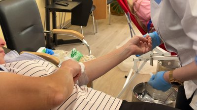 Акція до Дня донора крові: у Хмельницькому ветерани та містяни здавали кров для ЗСУ Акція до Дня донора крові: у Хмельницькому ветерани та містяни здавали кров для ЗСУ