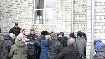 Бійка парафіян під церквою на Житомирщині: поліція почала перевірку Бійка парафіян під церквою на Житомирщині: поліція почала перевірку