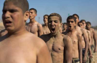 Палестинські молоді хлопці у літньому таборі, організованому рухом ХАМАС Палестинські молоді хлопці у літньому таборі, організованому рухом ХАМАС