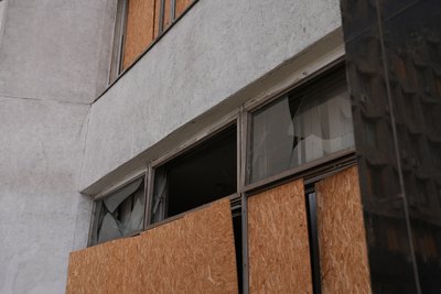 Безпілотник РФ влучив по адмінбудівлі і торговому центру в Сумах