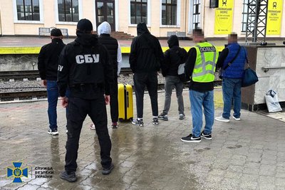 Двоє жителів Чернівців хотіли незаконно переправити у Румунію чотирьох чоловіків з Харківщини Двоє жителів Чернівців хотіли незаконно переправити у Румунію чотирьох чоловіків з Харківщини