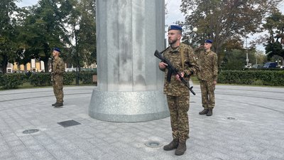 На День прапора у Харкові державний стяг підняли боєць Національної гвардії й ветеран війни На День прапора у Харкові державний стяг підняли боєць Національної гвардії й ветеран війни