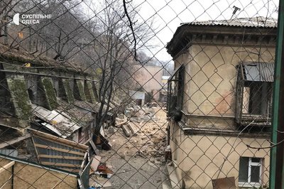 В Одесі демонтують будинок, що пошкодило внаслідок атаки РФ В Одесі демонтують будинок, що пошкодило внаслідок атаки РФ