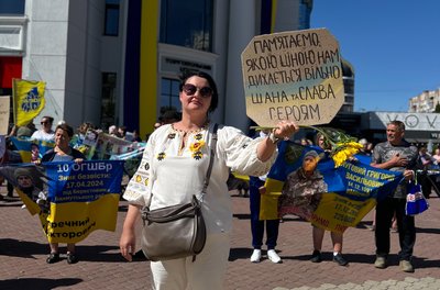 До Дня пам'яті героїв люди брали із собою соняшники — як символ Іловайської трагедії До Дня пам'яті героїв люди брали із собою соняшники — як символ Іловайської трагедії