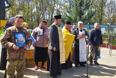 На щиті: громада Черкащини провела в останню путь захисника На щиті: громада Черкащини провела в останню путь захисника