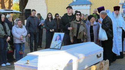У Прилуках попрощалися з жертвами атаки РФ: Наталією Ігнатушко, Вікторією Бондаренко, Катериною Антипенко та її сином У Прилуках попрощалися з жертвами атаки РФ: Наталією Ігнатушко, Вікторією Бондаренко, Катериною Антипенко та її сином
