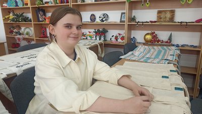 "Добра сумка": школярі з Житомирщини шиють екоторбинки, продають на ярмарках і допомагають військовим "Добра сумка": школярі з Житомирщини шиють екоторбинки, продають на ярмарках і допомагають військовим