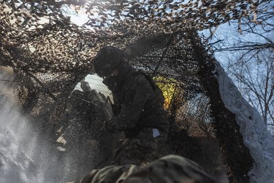 Український військовий стріляє з радянської гармати Д-20 по російським позиціям на Покровському напрямку Український військовий стріляє з радянської гармати Д-20 по російським позиціям на Покровському напрямку