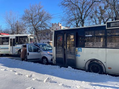 ДТП в Черкасах: зіштовхнулися автомобіль та маршрутка ДТП в Черкасах: зіштовхнулися автомобіль та маршрутка