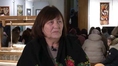 "Хустка абсолютно міняє жінку": у Рівному навчали зав'язувати традиційний жіночий убір