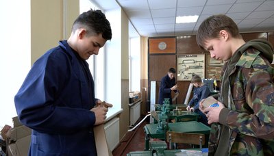 Учитель черкаської школи після демобілізації вчить учнів допомагати війську Учитель черкаської школи після демобілізації вчить учнів допомагати війську